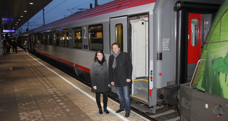 VVT-Prokuristin Nicole Saxer und ÖBB-Regionalmanager René Zumtobel hießen das neue Zugangebot am Innsbrucker Hauptbahnhof willkommen VVT-Prokuristin Nicole Saxer und ÖBB-Regionalmanager René Zumtobel hießen das neue Zugangebot am Innsbrucker Hauptbahnhof willkommen