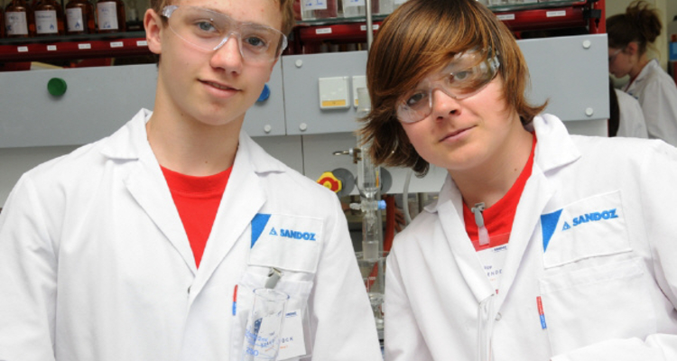 Josef Bramböck und Philipp Steinwender experimentieren im Ausbildungslabor. Josef Bramböck und Philipp Steinwender experimentieren im Ausbildungslabor.