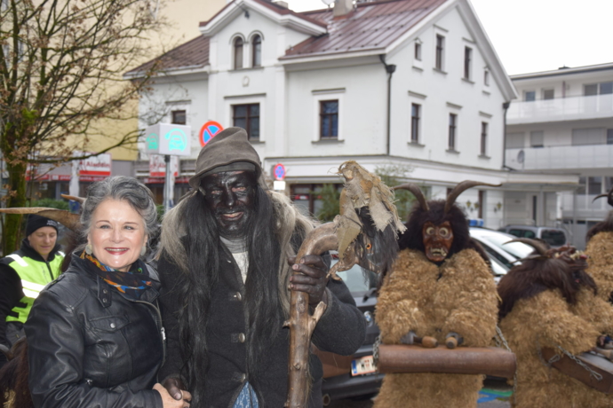Perchten besuchen Bürgermeisterin Perchten besuchen Bürgermeisterin