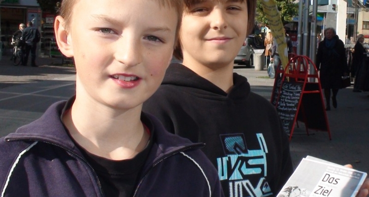 Die Schüler Andreas und Mathias sammeln Marketing-Erfahrung und bewerben den Multivisionsvortrag „Das Ziel ist der Gipfel“ in der Bahnhofstraße. Die Schüler Andreas und Mathias sammeln Marketing-Erfahrung und bewerben den Multivisionsvortrag „Das Ziel ist der Gipfel“ in der Bahnhofstraße.
