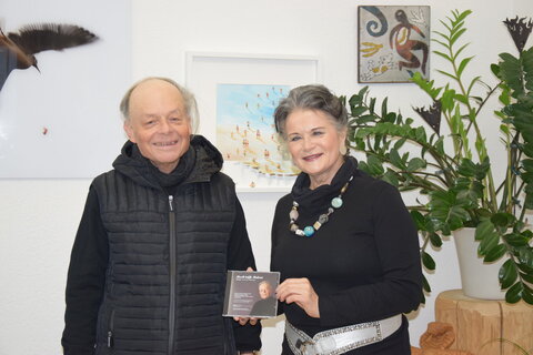 Pianist Andreas Helberger überrascht Bgm. Hedi Wechner