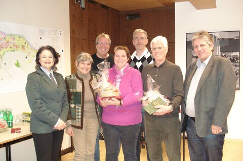 Die Mitglieder des Stadtrates mit den Gewinnern Frau Manuela Rössler und Herrn Ernst Rieser