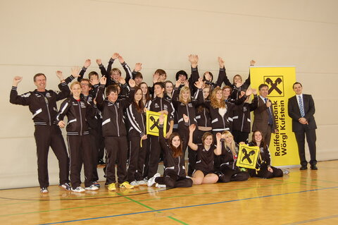 Stolz präsentieren die 26 Schülerinnen und Schüler der Klasse 1 c K ihre neuen Trainingsanzüge.