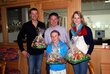 strahlende Gewinner des Osterkorbes mit OSM Markus Bichler