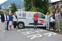 Bildtext:  Bei der Übergabe des neuen Essen auf Rädern-Auslieferautos v.l. Dr. Martin Salcher, Dr. Jakob Kruckenhauser, Dr. Claudia Hellebart, Michaela Fabiankovits, Josef Böhm, Elisabeth Werlberger, Michael Riedhart, Maria Steiner und Christian Pumpfer. Foto: Veronika Spielbichler 