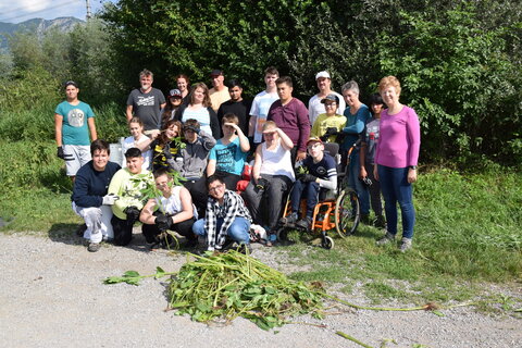 Die Schüler und Lehrer der Fritz-Atzl-Schule mit Direktorin Adelheid Eberl (r.) und Umweltbeauftragten
