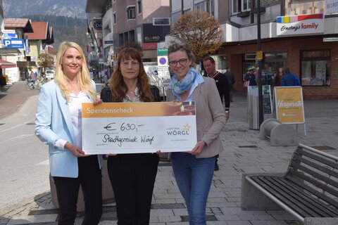 Stadtbedienstete spenden für Licht für Wörgl