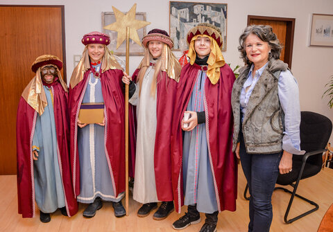 Sternsinger verkündeten ihre Botschaft im Stadtamt Wörgl