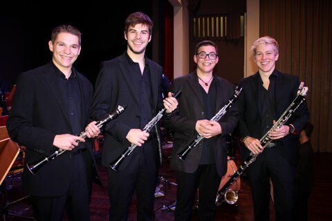 Das MTC-Klarinetten-Trio Mathias Spitzenstätter, Thomas Wibmer und Christian Spitzenstätter mit Philip Watson.