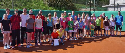Die Teilnehmer der 1. Eltern-Kinder Olympiade des TCW