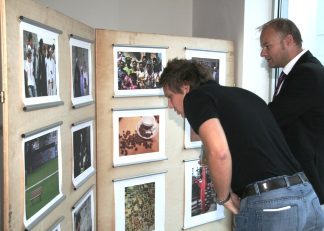 GR Christian Kovacevic und GR Johannes Puchleitner beim Betrachten der Bilder GR Christian Kovacevic und GR Johannes Puchleitner beim Betrachten der Bilder