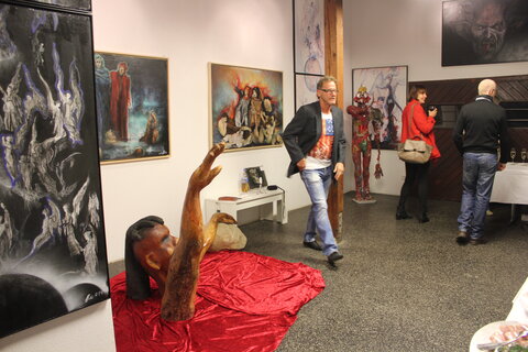 Wilhelm Lientscher inmitten seiner neuesten, großdimensionalen Werke des Zyklus „Göttliche Komödie“