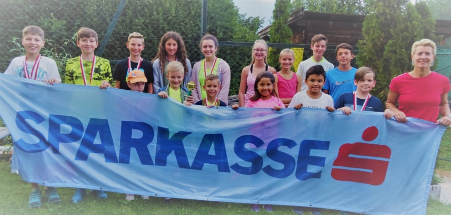 Die Preisträger der Wörgler Jugendstadtmeisterschaften im Tennis mit Jugendwart Petra Gratt (rechts) Die Preisträger der Wörgler Jugendstadtmeisterschaften im Tennis mit Jugendwart Petra Gratt (rechts)
