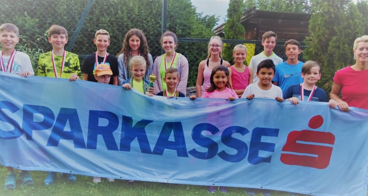 Die Preisträger der Wörgler Jugendstadtmeisterschaften im Tennis mit Jugendwart Petra Gratt (rechts) Die Preisträger der Wörgler Jugendstadtmeisterschaften im Tennis mit Jugendwart Petra Gratt (rechts)