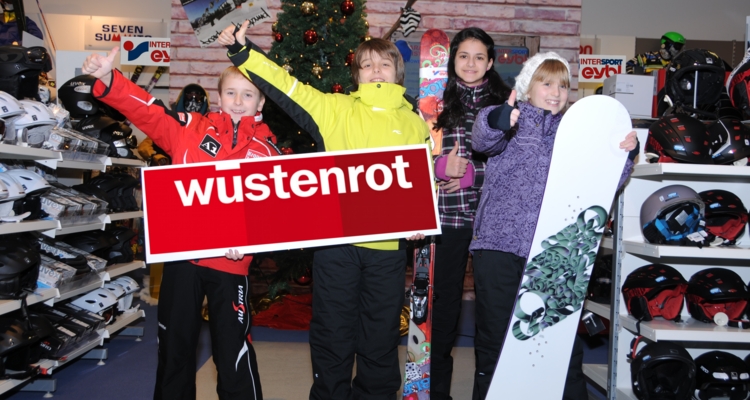 (v.l.) Lukas Grindhammer, Mathias Blanck, Özlem Cihangir und Silvia Ehrenstrasser von der 2A freuen sich auf eine erlebnisreiche Wintersportwoche. (v.l.) Lukas Grindhammer, Mathias Blanck, Özlem Cihangir und Silvia Ehrenstrasser von der 2A freuen sich auf eine erlebnisreiche Wintersportwoche.
