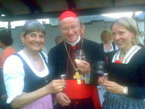 Erzbischof Dr. Alois Kothgasser umrahmt von Vbgm. Maria Steiner und PGR-Obfrau Brigitte Schnellrieder