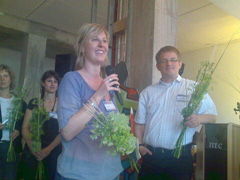 Tanja Kühn, Leiterin des Infoeck Tirol, überbringt ihre Grüße