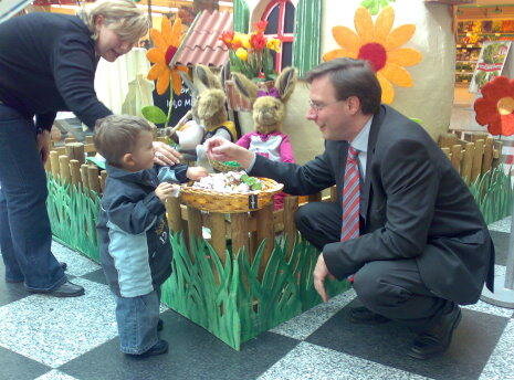 LR Hannes Bodner im Gespräch mit einem Osterhasenfachmann