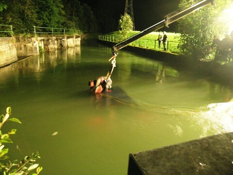 Foto,  Rüstfahrzeug der FF Wörgl beim Heben des Pkw