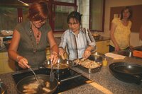 Silvia Kogler und Dr. Trinh Tran bereiten CHA GIO vor