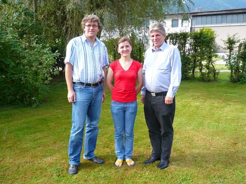 Bürgermeister Arno Abler mit Magda Chitic und Gernot Wörle
