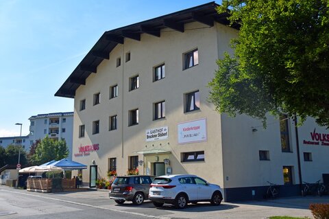 "Hoch der 1. Mai!" beim Wörgler Volkshaus 