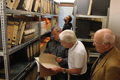 Der Historiker Mag. Erich Schreder bei der Recherche im Wörgler Stadtarchiv mit Aaron Peterer und den Stadtarchiv-Mitarbeitern Mag. Helmut Wechner und Hans
