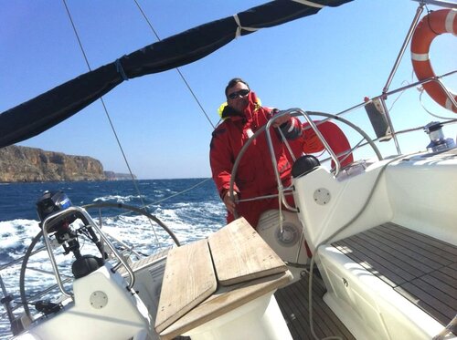 Skipper Beat Fankhauser am Steuer während des Cups