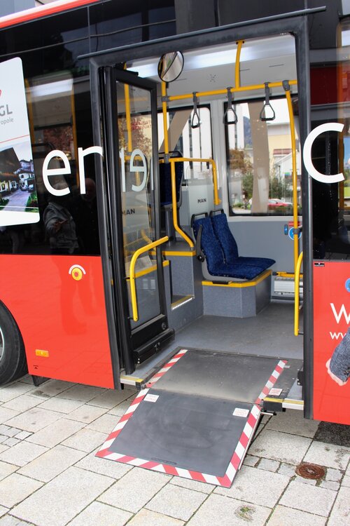 Rampe für Rollstuhlfahrer und Kinderwagen