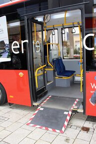Rampe für Rollstuhlfahrer und Kinderwagen