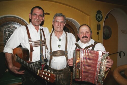 Christian (li.) und Peter (re.) aus dem Zillertal spielten bei der Feier auf