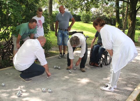 Andi Maderbacher und Günther Moschig stellen mittels Faden den genauen Abstand der Kugeln fest
