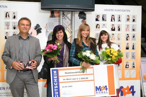 Dipl.Kfm. Robert Kurz mit den ersten Drei des Contestes, Platz 2 - Daniela Treichl, Siegerin -  Melisa Popanicic, Platz 3 -  Nicol Schwarzenauer.