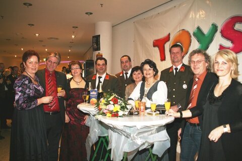 Wörgler Stadtpolitik und Feuerwehr bunt gemischt. Kommandant Josef Koidl (3.v.r.) kann sichtlich zufrieden sein. Ein volle Haus, besser kann es nicht gehen