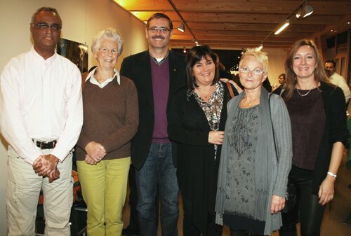 Patrick Bavatee (Mauritius), Mary Kaiser (Ireland), Leonie Percival (Südafrika), Eva Schneider (Schweden), Kjersti Krog Hansen, (Norwegen) mit "ihrem" Bürgermeister Markus Bischofer (3.v.li.), da alle 6 Migranten/Innen im Alpbachtal leben