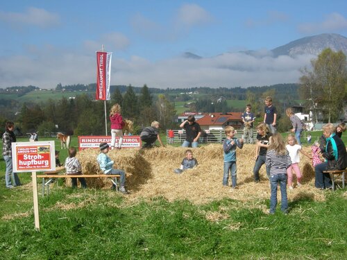 Das Paradies auf Erden war für die Kinder die Strohhupfburg