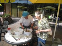 Kruk Toni und Fr. Gasser Aurelia bei den Vorbereitungen