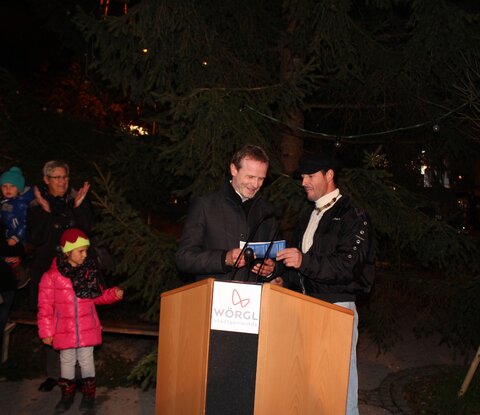 Ernst Schiller (re.) übergibt Wave Gutscheine an Bgm. Rainer Silberberger